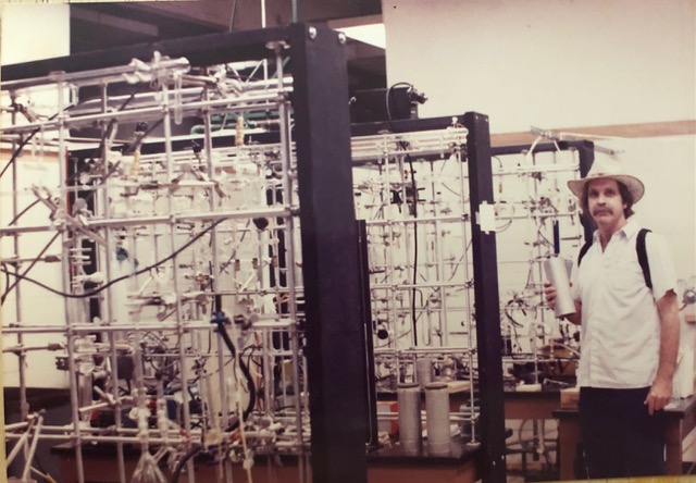 Leonel Sternberg in his laboratory, circa 1986.